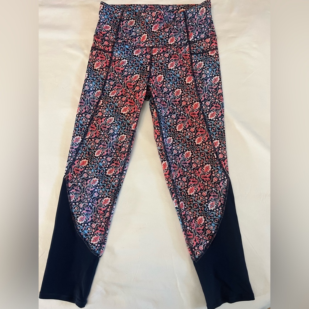 ⭐️⭐️⭐️ATHLETA WOMENS XS CAPRI LEGGINGS - HIGH RISE MULTICOLORED ⭐️⭐️⭐️